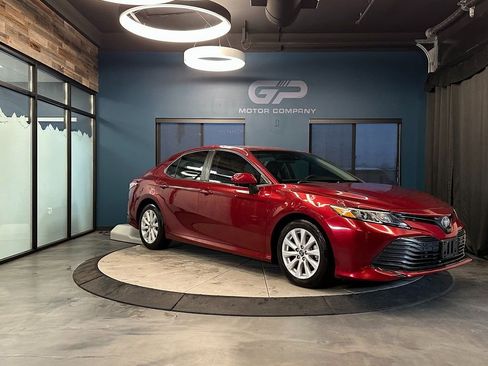 Used 2018 Toyota Camry LE FWD image 1