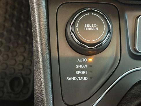 Used 2019 Jeep Cherokee Latitude Plus w/ Comfort/Convenience Group AWD/4WD image 22
