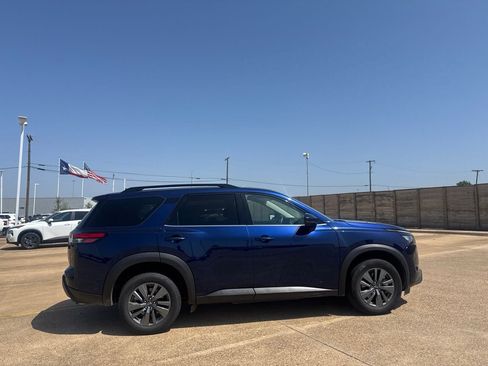 Certified 2025 Nissan Pathfinder SV FWD image 24
