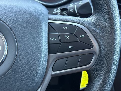 Used 2021 Jeep Cherokee Latitude FWD image 26