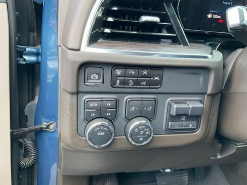 Used 2025 Chevrolet Suburban LT w/ Comfort Package AWD/4WD image 9