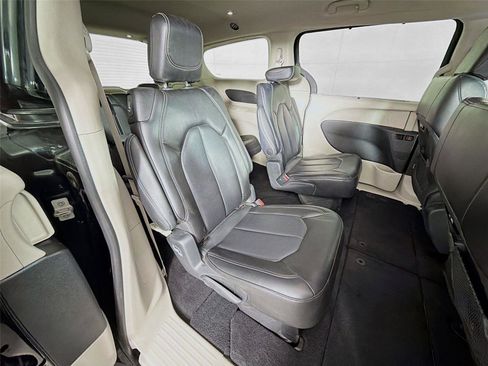 Used 2023 Chrysler Pacifica Touring-L FWD image 26