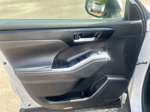 Used 2022 Toyota Highlander XLE image 9