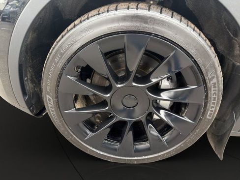 Used 2023 Tesla Model Y Long Range image 24