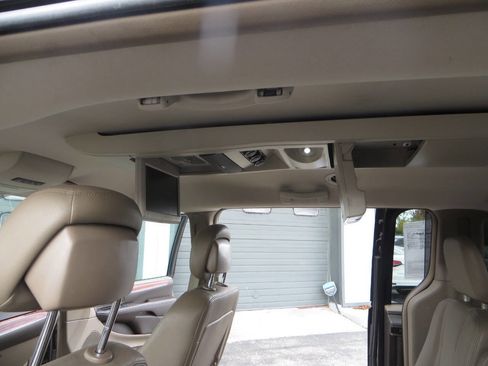 Used 2015 Chrysler Town & Country Touring w/ Driver Convenience Group image 17