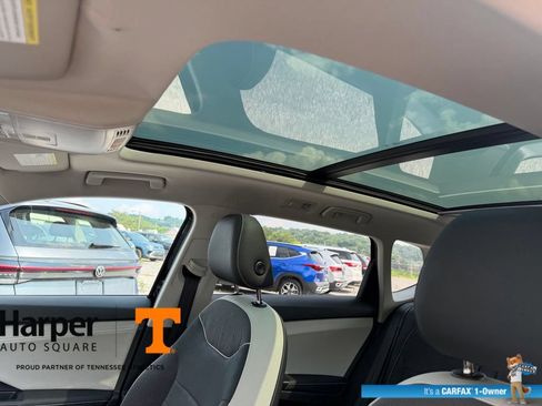 Used 2025 Volkswagen Taos SE w/ Panoramic Sunroof Package FWD image 14
