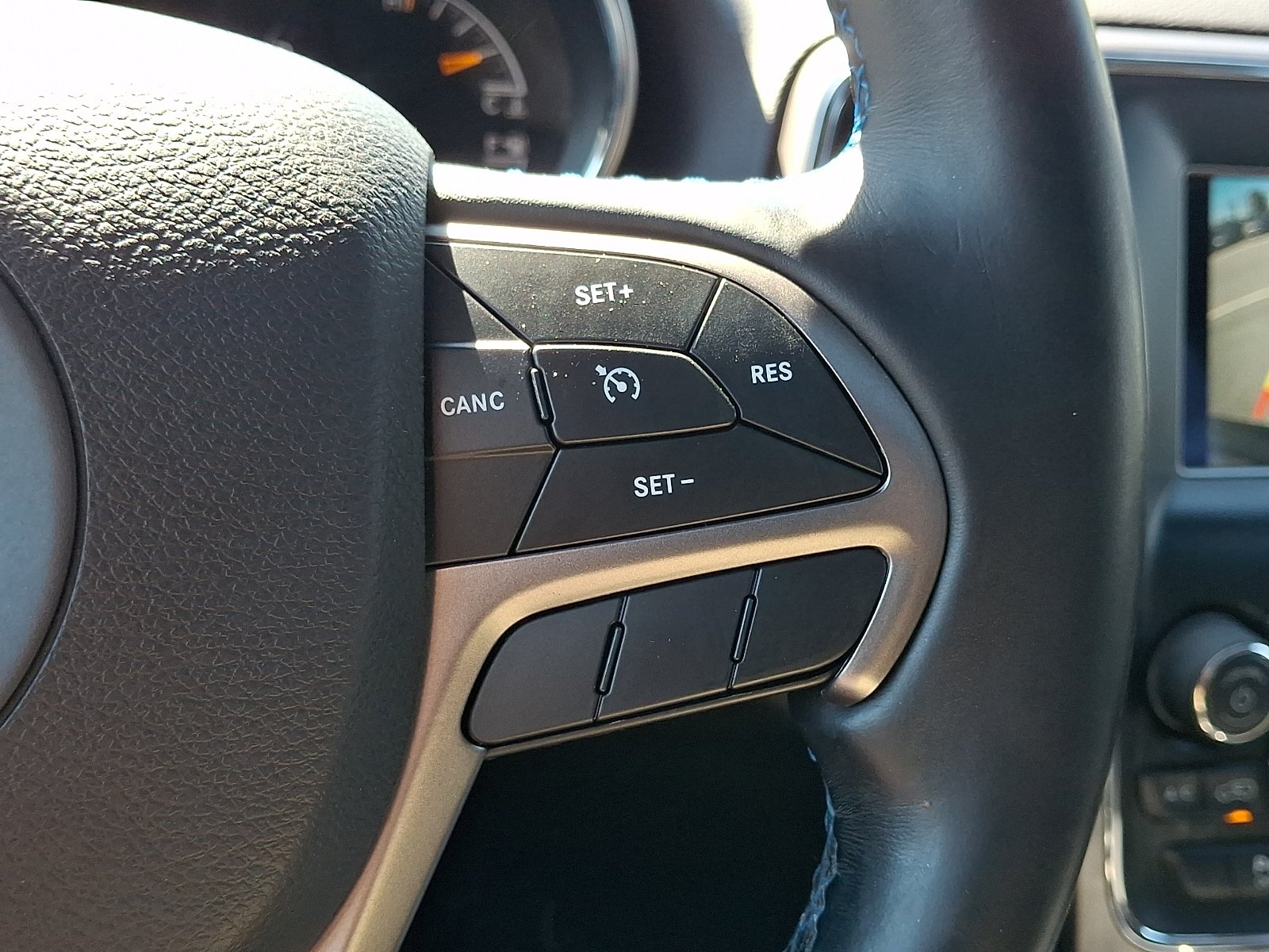 Used 2019 Jeep Grand Cherokee Laredo AWD/4WD image 24