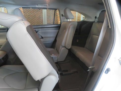 Used 2023 Toyota Highlander XLE FWD image 21