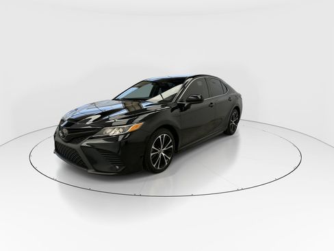 Used 2019 Toyota Camry SE FWD image 4