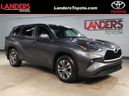 Used 2024 Toyota Highlander XLE image 1
