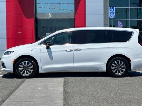 Used 2024 Chrysler Pacifica Limited FWD image 7