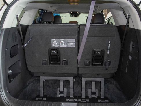 Used 2025 Kia Carnival image 24