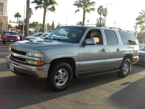 Used 2002 Chevrolet Suburban LT image 3