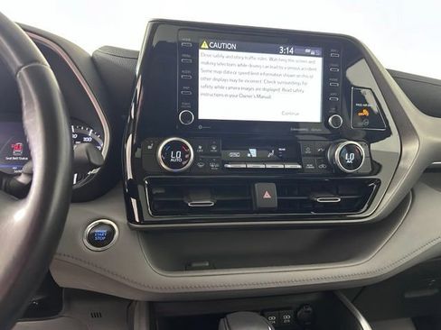 Used 2020 Toyota Highlander XLE AWD/4WD image 30