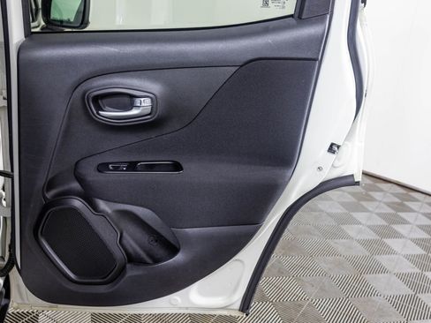 Used 2019 Jeep Renegade Latitude FWD image 41