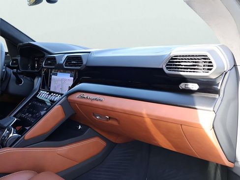 Used 2024 Lamborghini Urus S image 11