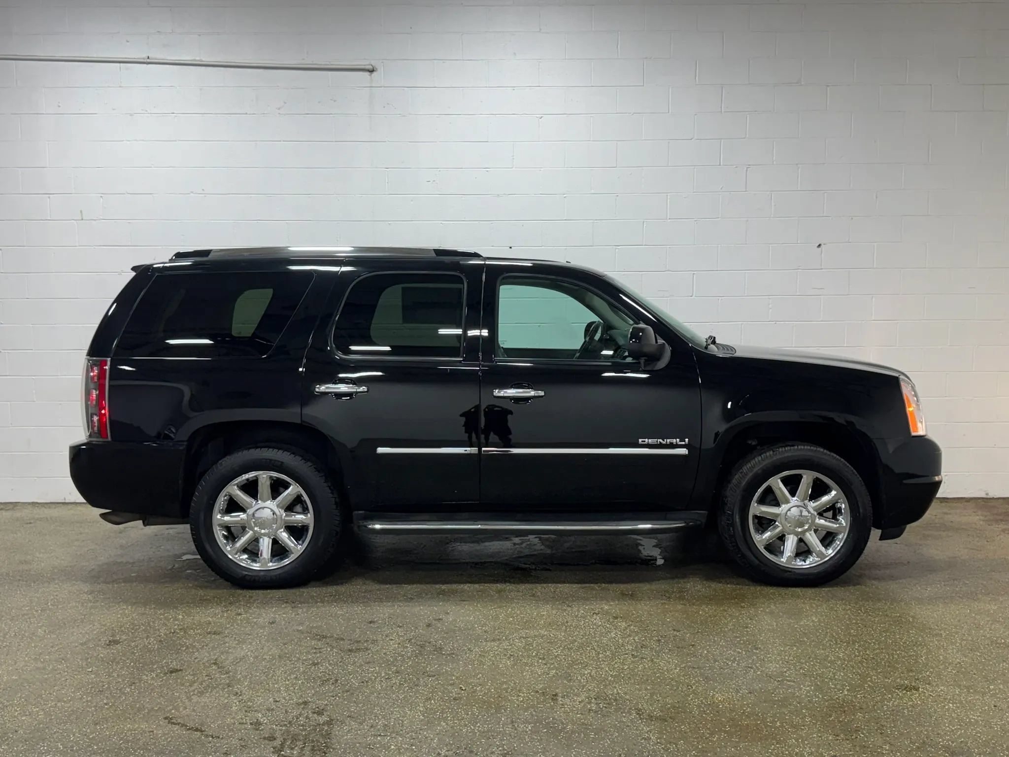 Used 2013 GMC Yukon Denali AWD/4WD image 2