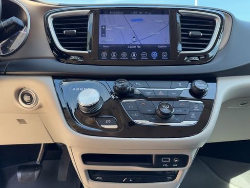 Used 2017 Chrysler Pacifica Touring-L Plus w/ Tire & Wheel Group image 27