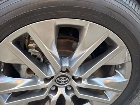 Used 2020 Toyota RAV4 XLE Premium FWD image 10
