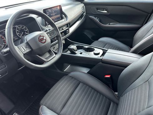 Used 2025 Nissan Rogue SV image 9