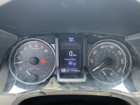 Used 2018 Toyota Tacoma TRD Sport image 11