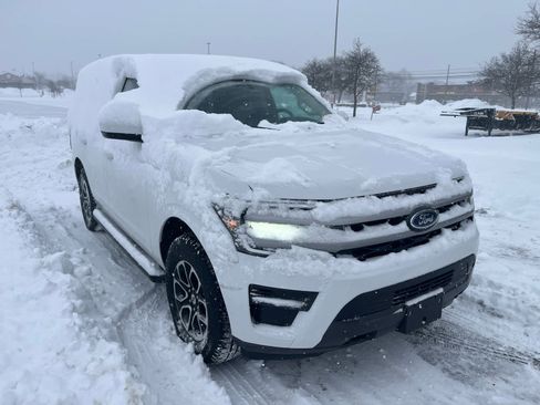 Used 2022 Ford Expedition XLT image 2