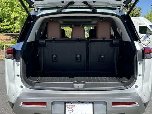 Certified 2025 Nissan Pathfinder Platinum FWD image 20