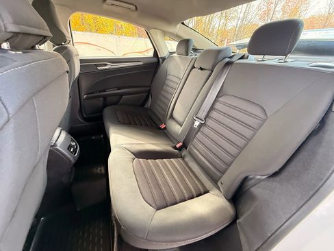 Used 2017 Ford Fusion SE w/ Fusion SE Technology Package image 19