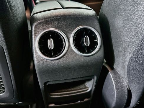 Used 2025 Mercedes-Benz GLB 250 image 27