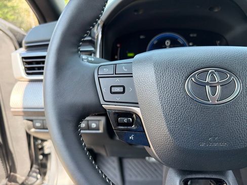 Used 2025 Toyota Camry SE w/ Convenience Package FWD image 16