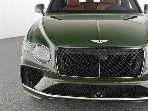 Used 2025 Bentley Bentayga image 50