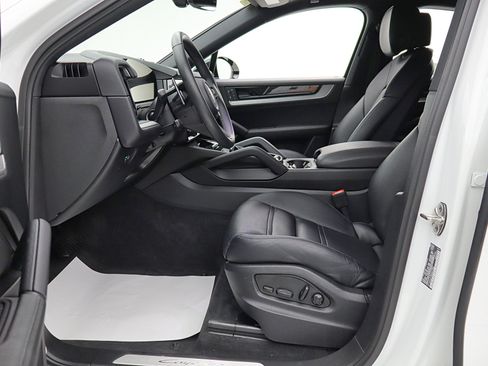 Used 2024 Porsche Cayenne Coupe AWD/4WD image 35