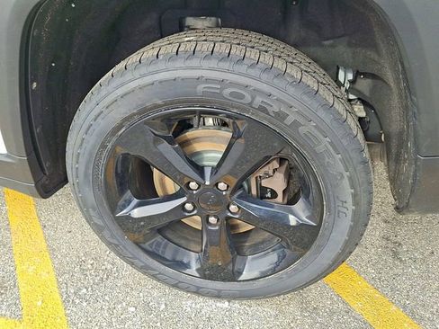 Used 2021 Jeep Grand Cherokee L Laredo image 5