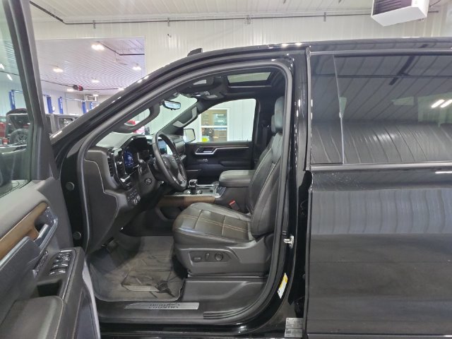 Used 2024 Chevrolet Silverado 1500 High Country w/ High Country Premium Package AWD/4WD image 23