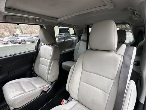 Used 2015 Toyota Sienna Limited Premium image 37