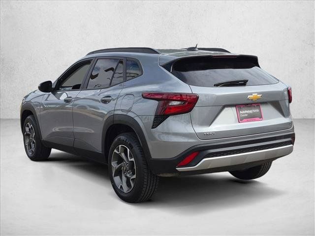 Used 2025 Chevrolet Trax LT FWD image 8