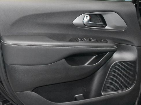 Used 2025 Chrysler Voyager LX FWD image 4