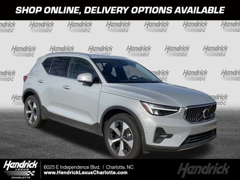 Used 2025 Volvo XC40 B5 Plus image 1