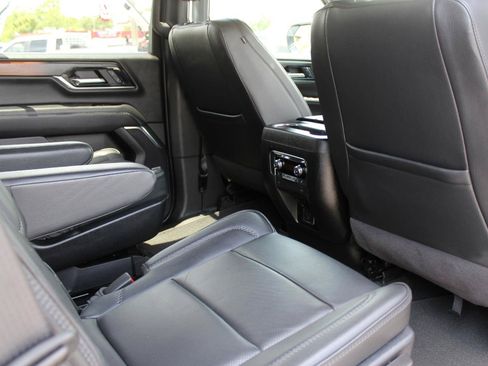 Used 2025 GMC Yukon Denali AWD/4WD image 45
