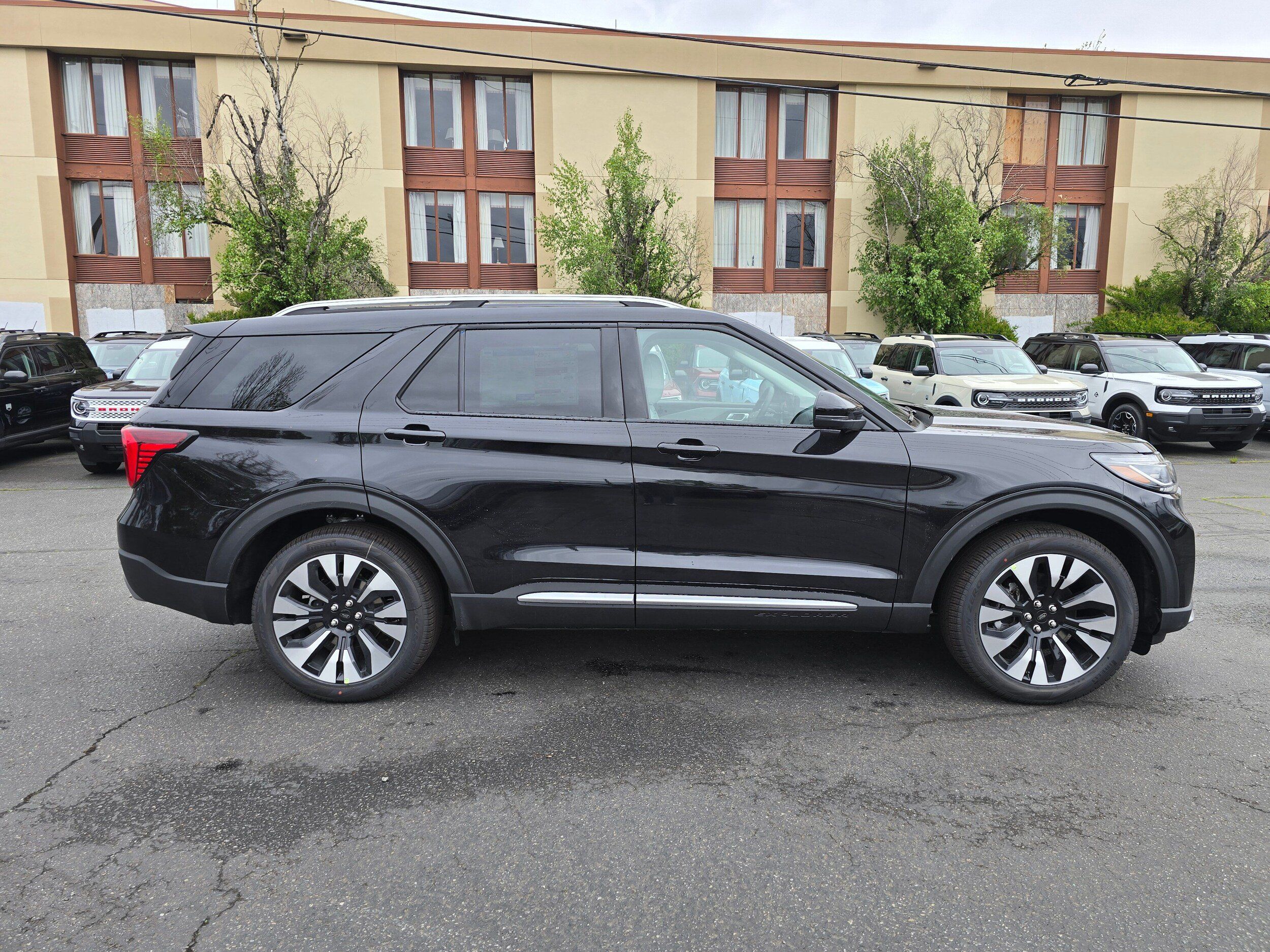 New 2026 Ford Explorer Platinum w/ LUX Leather Package AWD/4WD image 4