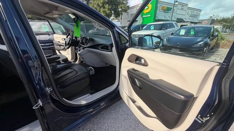 Used 2017 Chrysler Pacifica Touring-L FWD image 9