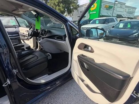 Used 2017 Chrysler Pacifica Touring-L FWD image 9