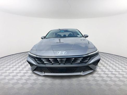 Certified 2025 Hyundai Elantra Limited FWD image 2