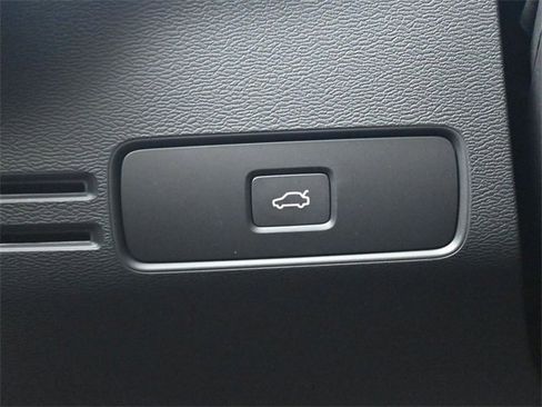 Used 2025 Volvo XC40 B5 Plus image 27