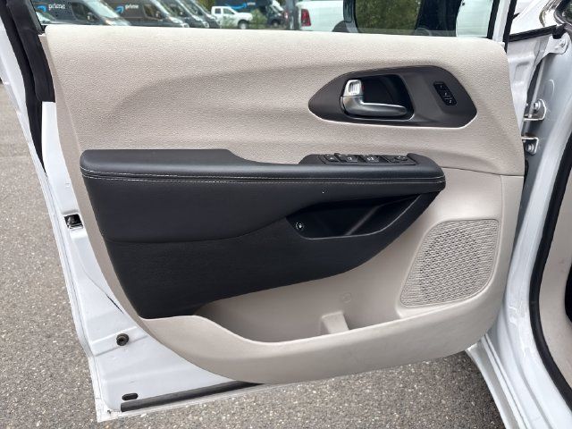 Used 2024 Chrysler Pacifica Limited FWD image 16