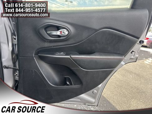 Used 2019 Jeep Cherokee Trailhawk AWD/4WD image 34