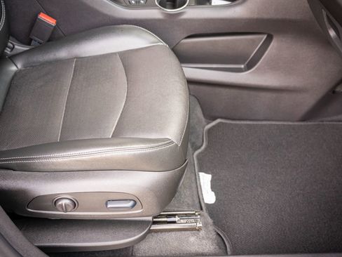 Used 2024 GMC Terrain SLT image 31