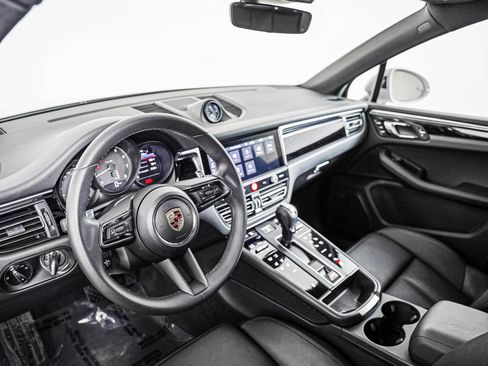 Certified 2026 Porsche Macan AWD/4WD image 4