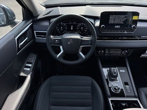 New 2025 Mitsubishi Outlander SE image 18