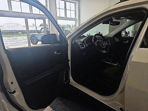 Used 2020 Jeep Compass Latitude w/ Cold Weather Group AWD/4WD image 11